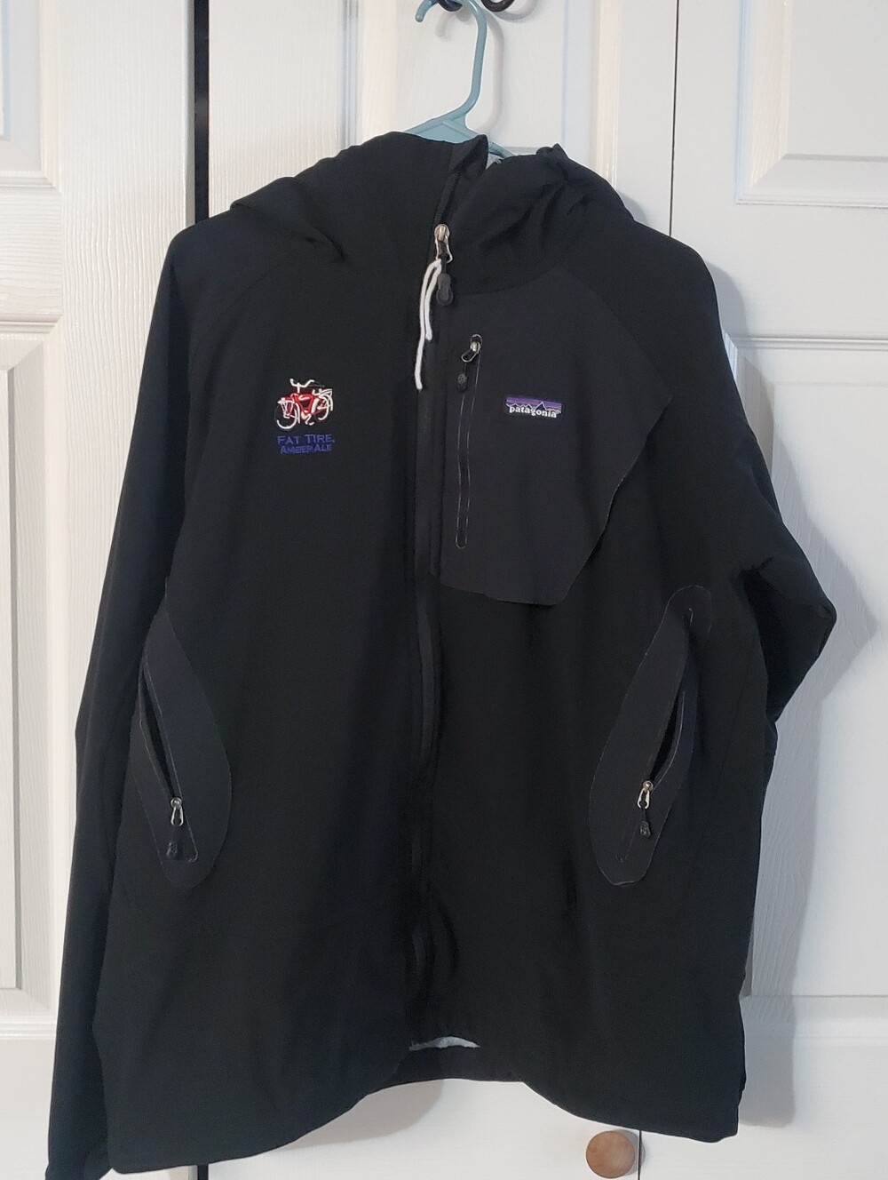 PATAGONIA SOFT SHELL LARGE  WATER RESISTANT . NEW BELGIUM. FAT TIRE BLACK Hooded